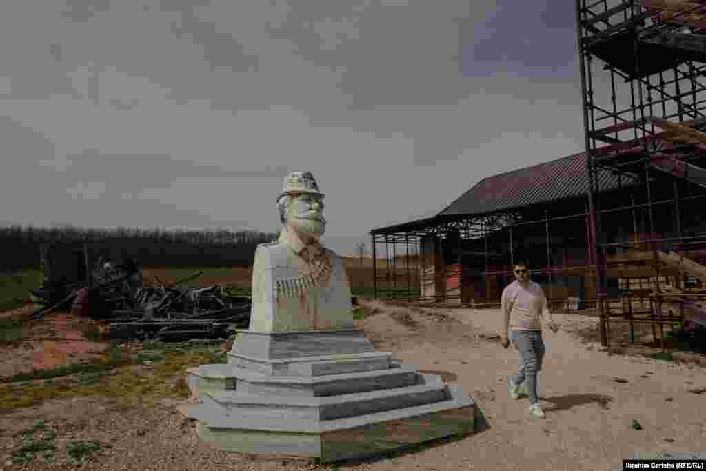 Osim ove statue u Prekazu, još jedna statua Adema Jašarija bila je postavljena u gradiću Mališevo ali je, nakon kritika, uklonjena.