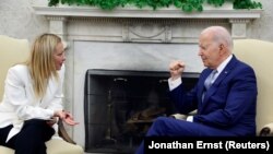 Georgia Meloni és Joe Biden a washingtoni Fehér Házban 2023. július 27-én