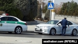 Polisiýanyň ýol gözegçiligi gullugynyň işgäri we ravat ulagy (Illýustrasiýa suraty)