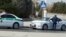 Polisiýanyň ýol gözegçiligi gullugynyň işgäri we ravat ulagy (Illýustrasiýa suraty)