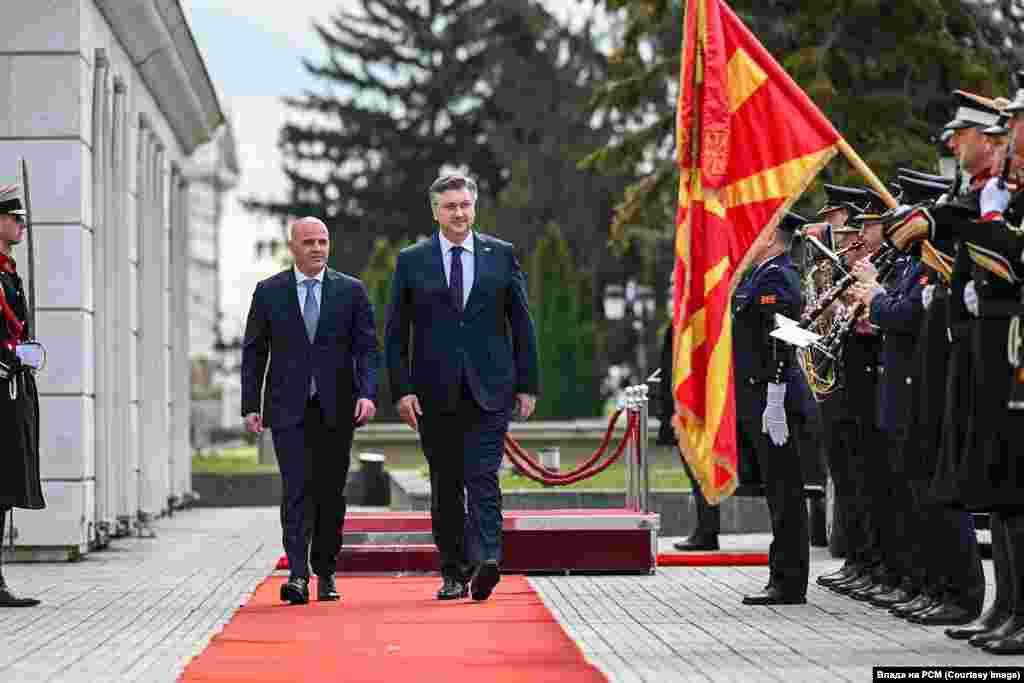 ХРВАТСКА / МАКЕДОНИЈА -&nbsp;Внесувањето на Хрватите во македонскиот Устав ќе значи продлабочување на соработката меѓу двете држави, но без разлика што се споменува хрватскиот модел, апелирам македонските институции и политичките партии да најдат решение што е својствено за вашата земја, порача хрватскиот премиер Андреј Пленковиќ, кој е во официјална посета на Скопје.