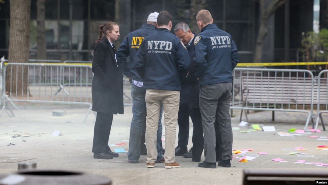 Mjesto događaja ispred zgrade suda u kojoj je u toku suđenje bivšem američkom predsjedniku Donaldu Trumpu za prikrivanje novca, u New Yorku, SAD, 19. aprila 2024. 