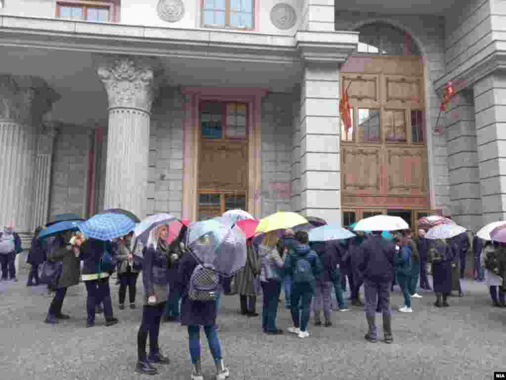 МАКЕДОНИЈА -&nbsp;Секојдневен протест се додека не добијат повисоки плати најавија од синдикалната организација при Министерството за култура. На 27 март вработени во Министерството за култура, Управата за заштита на културното наследство и Агенцијата за филм, одржаа едночасовниот протест пред Министерството за финансии со барање за повисоки плати. На денешниот протест побараа и средба со министерот за финансии Фатмир Бесими.