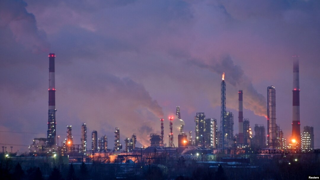 Gazele rezultate din ardere și aburul se ridică din coșurile unei rafinării de petrol din orașul siberian Omsk, Rusia, 8 februarie 2023.