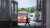 Kamionët nga Kosova që transportojnë mallra serbe të bllokuar në pikën kufitare të Merdares. 20 qershor 2023.