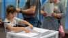 Europa Liberă a consultat datele oficiale ale alegerilor din 9 iunie și nu a găsit zeci de mii de buletine. Au fost predate alegătorilor, dar nu există și în procesele verbale finale.