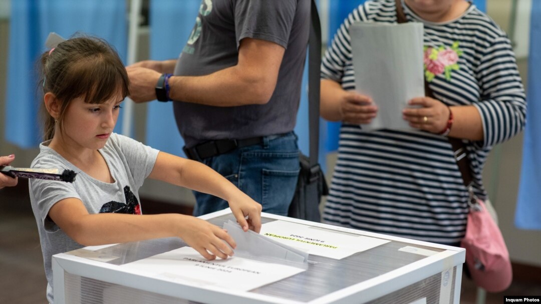 Europa Liberă a consultat datele oficiale ale alegerilor din 9 iunie și nu a găsit zeci de mii de buletine. Au fost predate alegătorilor, dar nu există și în procesele verbale finale.