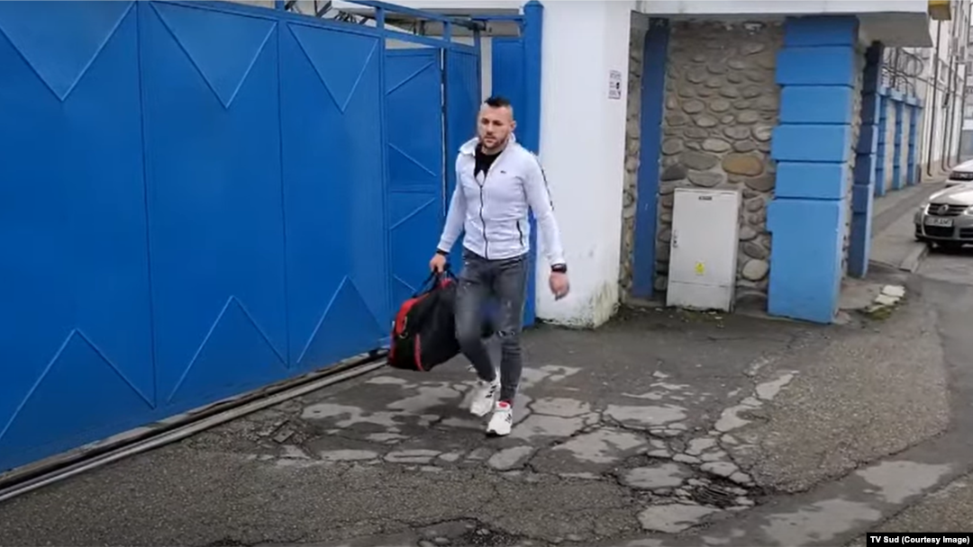 Mihai Dafinescu a părăsit Penitenciarul Târgu Jiu la câteva ore după decizia Tribunalului Dolj. Le-a răspuns sfidător jurnaliștilor care l-au întrebat dacă are vreun mesaj pentru copilul femeii pe care a ucis-o conducând beat.