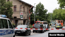 پلیس پس از حمله محل حادثه را محاصره کرد، با این حال رسانه‌های آلمان اعلام کرده‌اند خطری متوجه مردم نبود