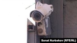 Көшедегі жағдайды бақылап-жазуға арналған Hikvision камерасы. Алматы, 2024 жыл.