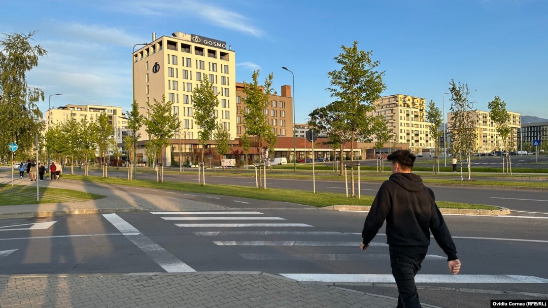 Un tânăr traversează strada în cartierul dezvoltat pe locul fostei platforme industriale Tractorul, la Brașov.