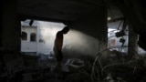 Palestinac pregleda kuću koja je uništena u novom izraelskom napadu, Rafah, jug Pojasa Gaze, 7. maja 2024.