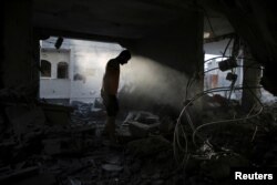 Palestinac pregleda kuću koja je uništena u novom izraelskom napadu, Rafa, jug Pojasa Gaze, 7. maja 2024.