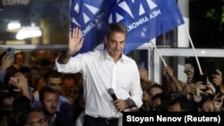 Lider Nove demokracije Kyriakos Mitsotakis govori pristalicama ispred sjedišta stranke, nakon općih izbora, u Ateni, Grčka, 25. juna 2023.