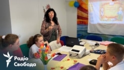 «Є надія: ми повернемося до України, і діти зможуть продовжувати навчання вдома». У Німеччині біженці вчать українську мову (відео)