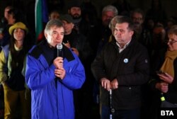 Светлозар Раянов (вляво) говори до лидера на движение БОЕЦ Георги Георгиев, което беше сред организаторите на шествието.