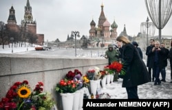 Линн Трейси возлагает цветы на месте гибели Бориса Немцова. Москва, РФ, 27 февраля 2023 года