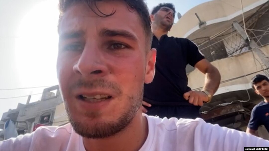 Ștefan este craiovean. A plecat în Gaza în vizită la rude și acum este în Rafah, oraș lovit aproape continuu de armata israeliană. Speră că autoritățile române îl vor salva din infern.