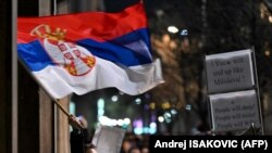 Vučić győzelme után választási csalást kiált az ellenzék, tüntetés Belgrádban 