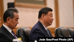 Kineski predsednik Si Đinping i ministar spoljnih poslova Vang Ji (levo), 28. jun 2024.