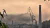 Дым над судостроительным заводом, который, по сообщениям, пострадал от украинских ракетных обстрелов в Севастополе в оккупированном Россией Крыму. 13 сентября 2023 года. REUTERS