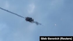 Вибух у небі над Києвом під час російського ракетного удару, 9 травня 2023 року
