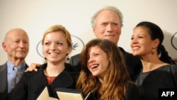  Клинт Истууд с дъщерите си Франческа и Морган, брачната половинка си Дина (вдясно) и Жил Жакоб (вляво) - президент на филмовия фестивал в Кан, 2009 година 