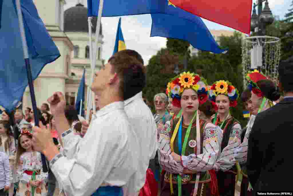 Participanții au adus cu ei steaguri ale Ucrainei, R. Moldova și ale Uniunii Europene.&nbsp;