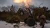 Український військовослужбовець веде вогонь по російських позиціях на Донбасі, 15 лютого 2023 року