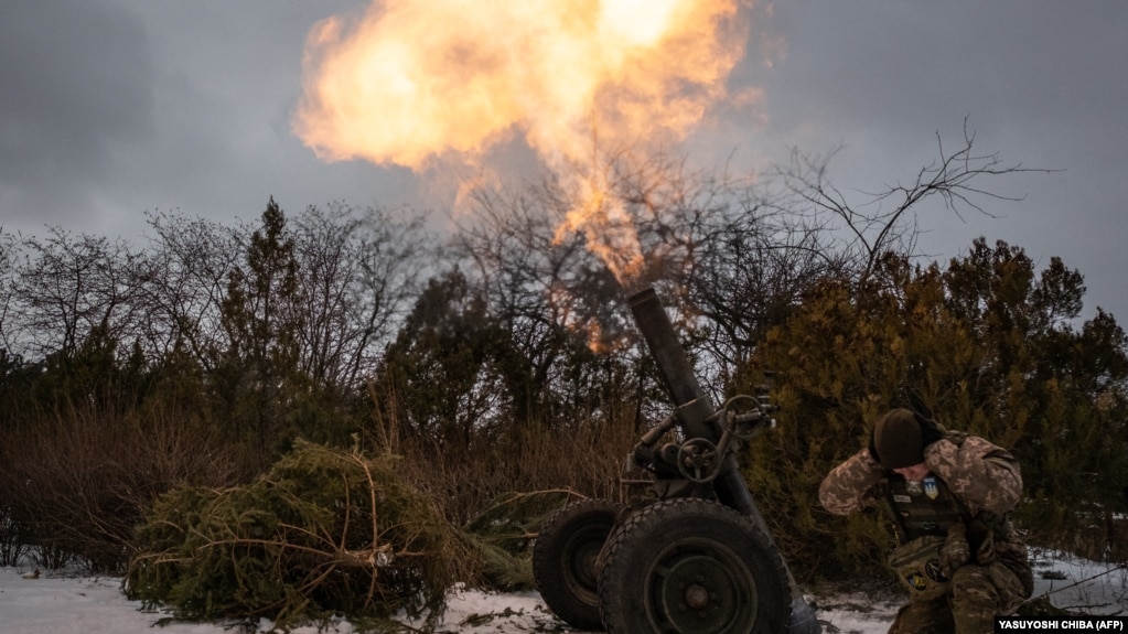 Ukraina sarbazı minomettan atqılap jatır. Bahmut, 15 aqpan, 2023 jıl.