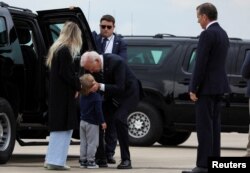 Predsjednik Joe Biden grli unuka Beau Bidena, pored snahe Melisse Cohen Biden i sina Huntera Bidena koji je ranije istog dana proglašen krivim po sva tri osnova u krivičnom postupku nezakonitog posjedovanja oružja, Delaware, 11. juni 2024.