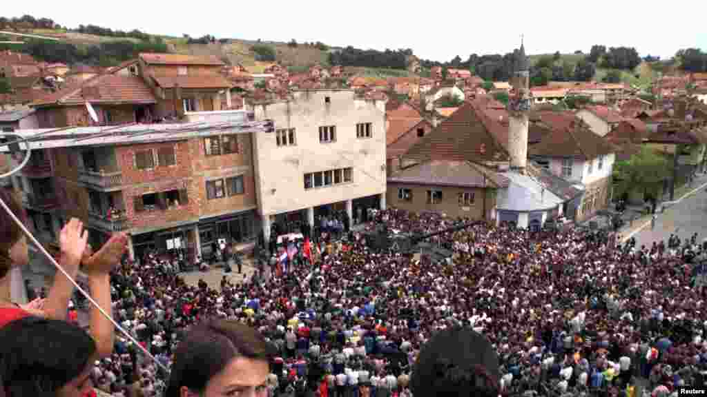 Hiljade Albanaca okupilo se protiv mogućeg raspoređivanja ruskih mirovnih trupa tokom četvrtog dana protesta u Orahovcu 10. juna 1999. godine, optužujući ruske paravojne formacije da su učestvovale u srpskom nasilju nad njima. Nova džamija i nova stabla danas dočekuju posjetioce na ovom mjestu.