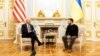 Президент України Володимир Зеленський і президент США Джо Байден (ліворуч) під час зустрічі в українській столиці. Київ, 20 лютого 2023 року 