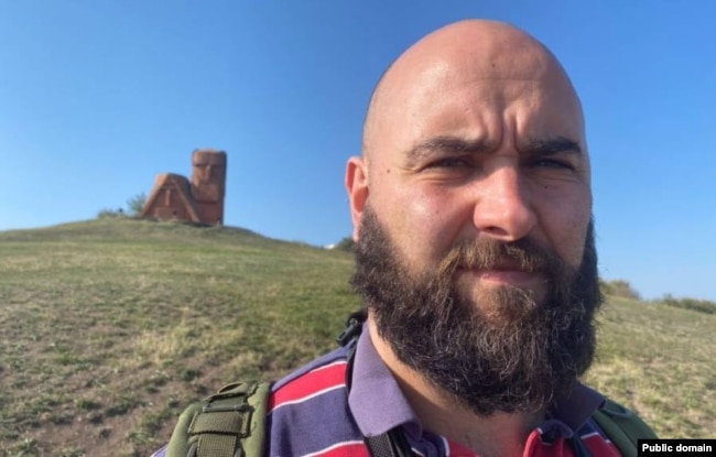 Gonzalez duke pozuar pranë monumentit të njohur si "Tatik-Papik" në Nagorno-Karabak.
