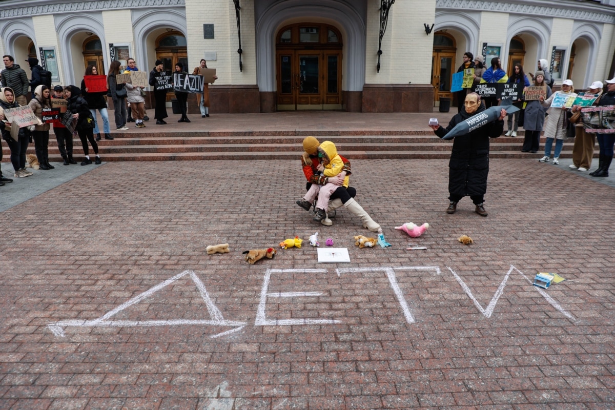 Перфоманс біля оперного театру у Києві у пам'ять про жертв авіаудару по Маріупольському драмтеатру. Київ, 17 березня 2024 року