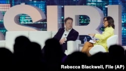 Elon Musk razgovara sa Linda Yaccarino tokom marketinške konferencije 18. aprila 2023. 