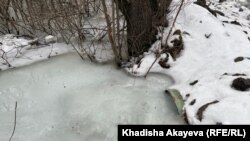 Труба для отвода воды в посёлке Березовский забита льдом