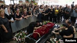 Prijatelji i porodica opraštaju se od Tamare Chayom Torpiashvili, 9-godišnje djevojčice, na njenom sprovodu u Ashdodu, južni Izrael, 29. 10, 2023.