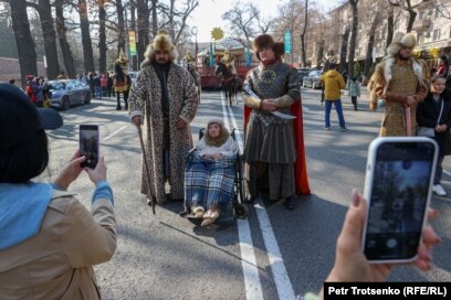 Хатшыны кеудесімен сипайды