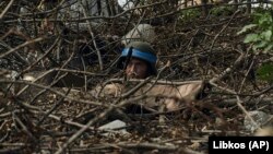 Soldat din Brigada a 3-a de asalt separat din Ucraina în tranșee, în timpul bombardamentelor rusești de lângă Bahmut