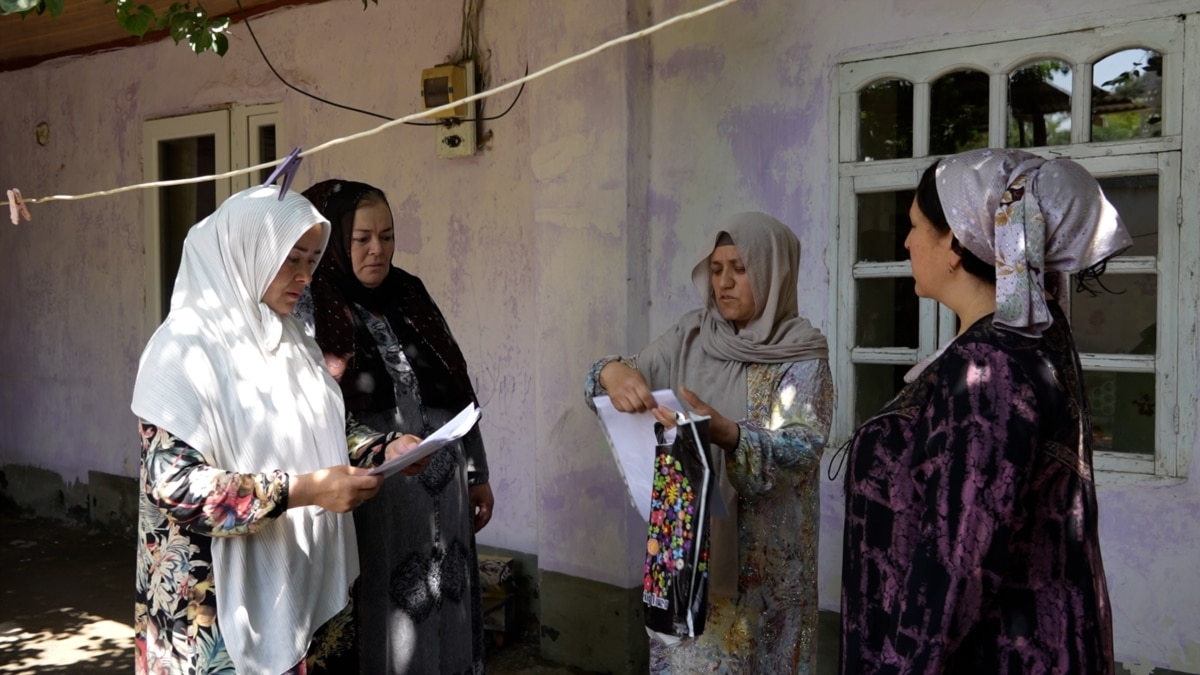 Пул ё хона? Баҳси сокинон бо \"Элит строй сервис\" дар Душанбе. ВИДЕО, АКС