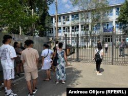 Părinții elevilor de la Școala 188 din Sectorul 5 al Capitalei au așteptat în fața școlii până copiii lor au ieșit de la examen.