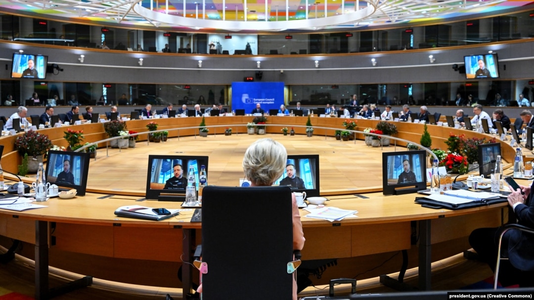 Președintele ucrainean, Volodimir Zelenski, pe ecranele Consiliului European în timpul unui discurs online, înainte de votul pentru începerea negocierilor privind aderarea Ucrainei la UE. Bruxelles, 14 dec 2023
