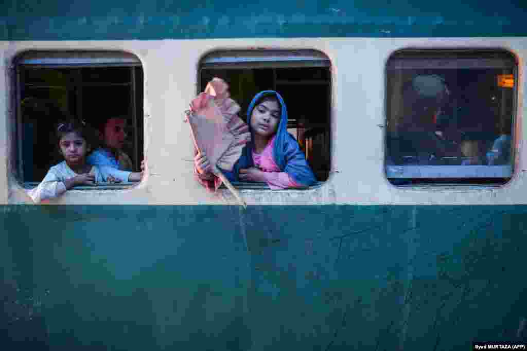 Djevojka koristi tradicionalnu lepezu kako bi se rashladila u vozu&nbsp;usred toplinskog vala, Lahore, Pakistan, 30. maja 2024.