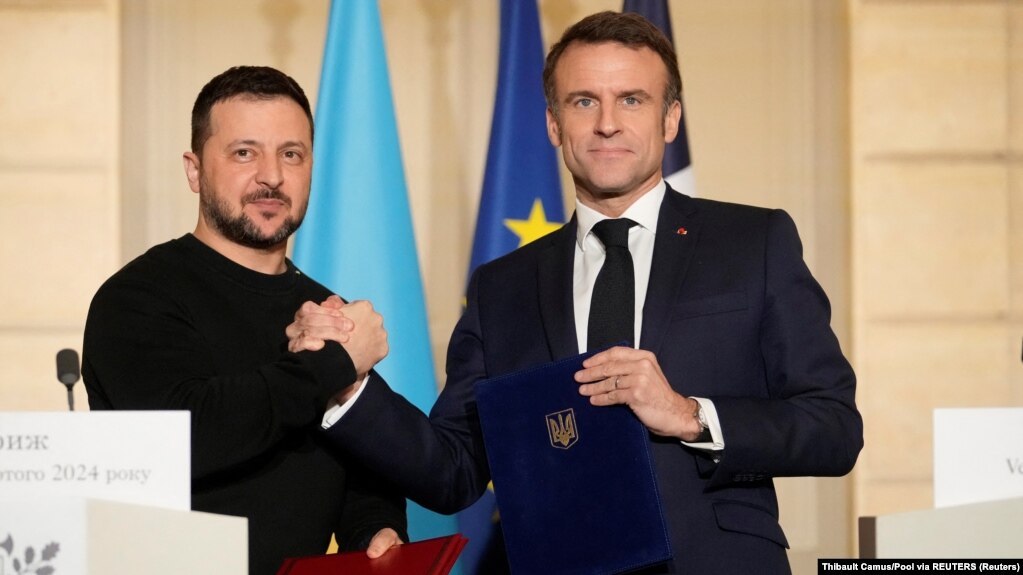 Президентът на Украйна Володимир Зеленски и президентът на Франция Еманюел Макрон (вдясно) в Париж, 16 февруари 2024 г.