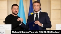 Ukrainian President Volodymyr Zelenskiy (left) and French President Emmanuel Macron meet in Paris earlier this year