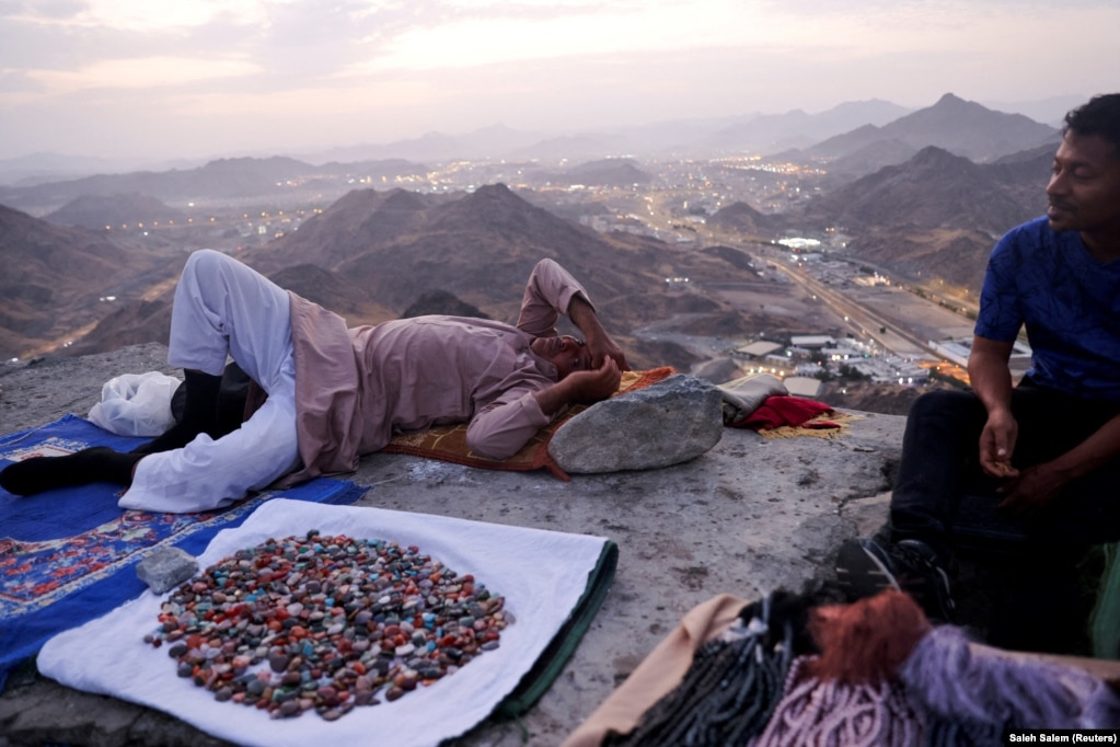 Një pelegrin mysliman duke pushuar në malin Al-Noor.