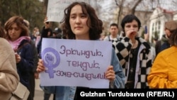 Участница марша в защиту прав женщин и девочек, Бишкек. 8 марта 2023 г.