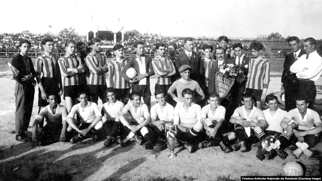 1924. Meci de fotbal organizat la Sofia între echipele Oltul Slatina și Levski Sofia.