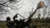 Ілюстраційне фото. Український військовий стріляє з гаубиці по російських позиціях біля Бахмута, 7 квітня 2023 року